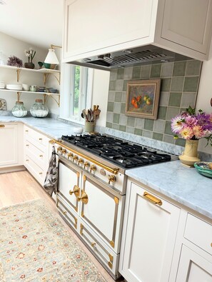 Fridge, microwave, oven, stovetop - 6bedroom, 4bath, chefs kitchen, central air, ping pong, walking distance to town (Tisbury)