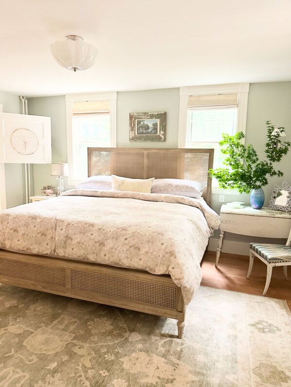 6 bedrooms, iron/ironing board, WiFi, bed sheets - 6bedroom, 4bath, chefs kitchen, central air, ping pong, walking distance to town (Tisbury)