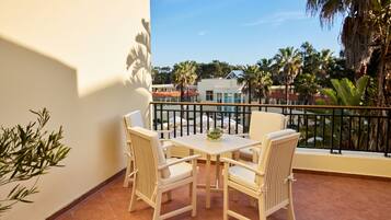 Suite, 1 cama King size, vista a la alberca | Ropa de cama de alta calidad y caja de seguridad en la habitación