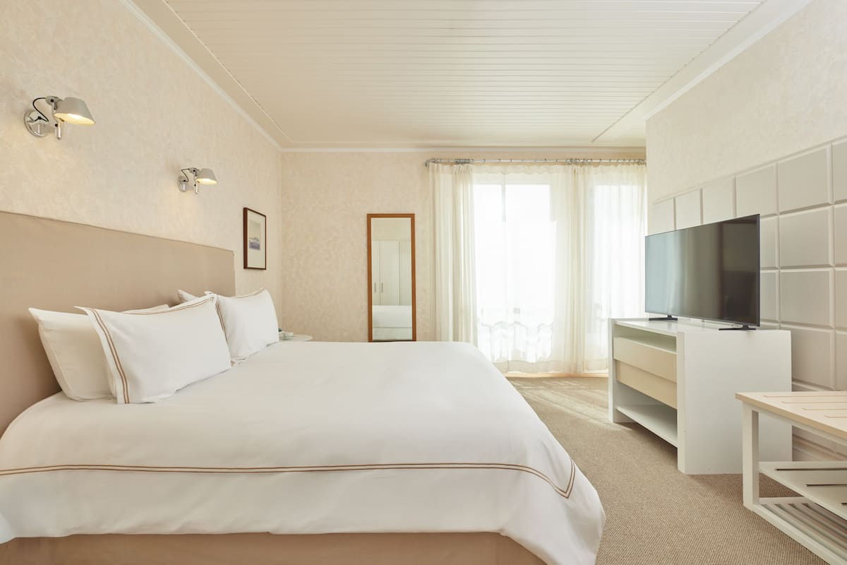 Suite, 1 King-Bett | Zimmersafe, Schreibtisch, laptopgeeigneter Arbeitsplatz