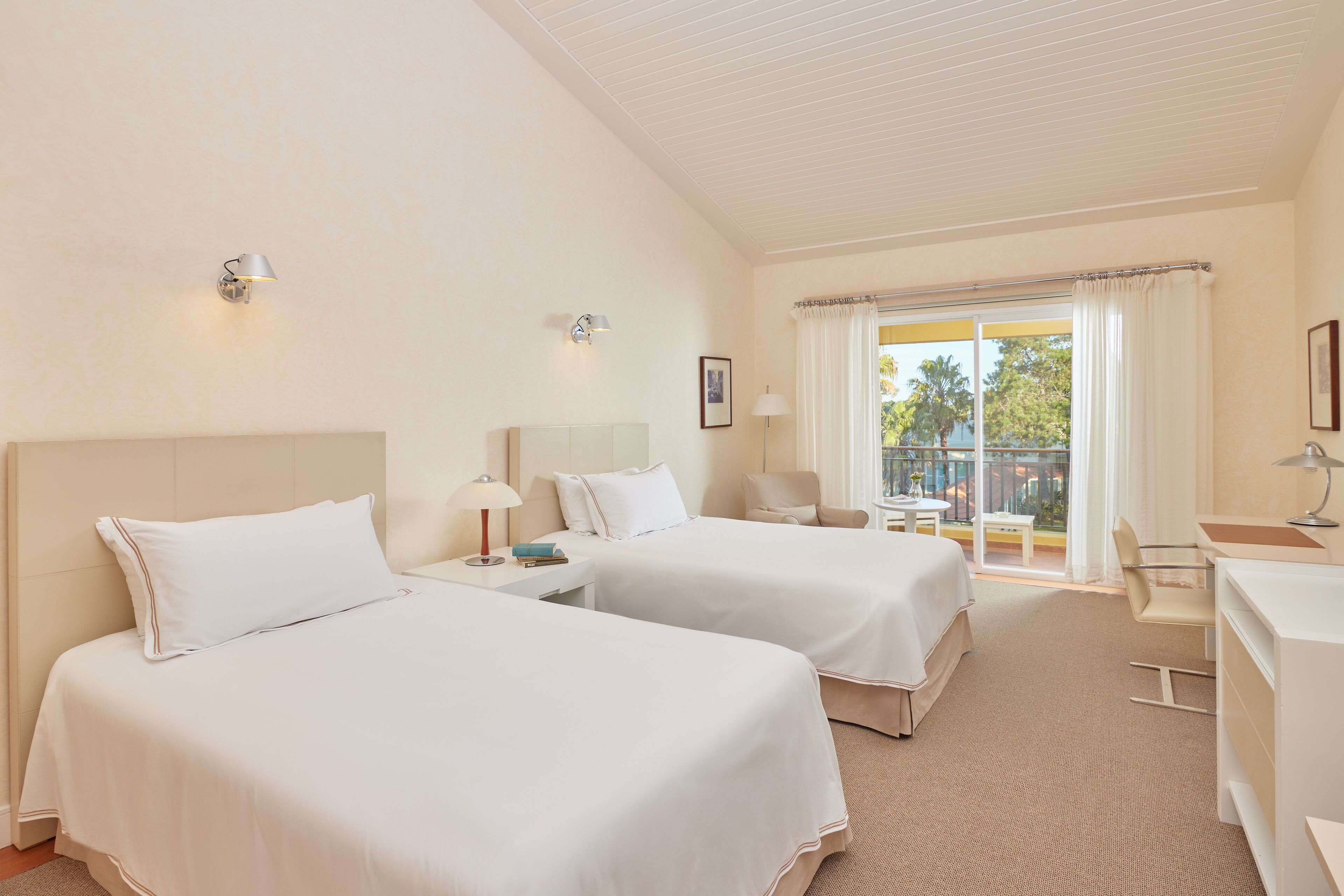 Sengetøy av topp kvalitet, safe på rommet og skrivebord