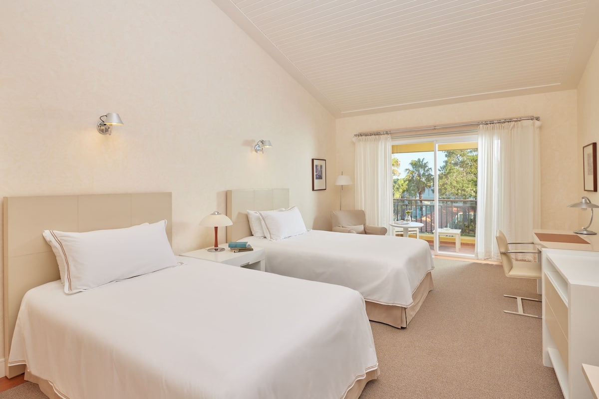 Premium bedding, in-room safe, desk, laptop workspace