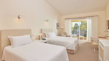 Ropa de cama de alta calidad y caja de seguridad en la habitación