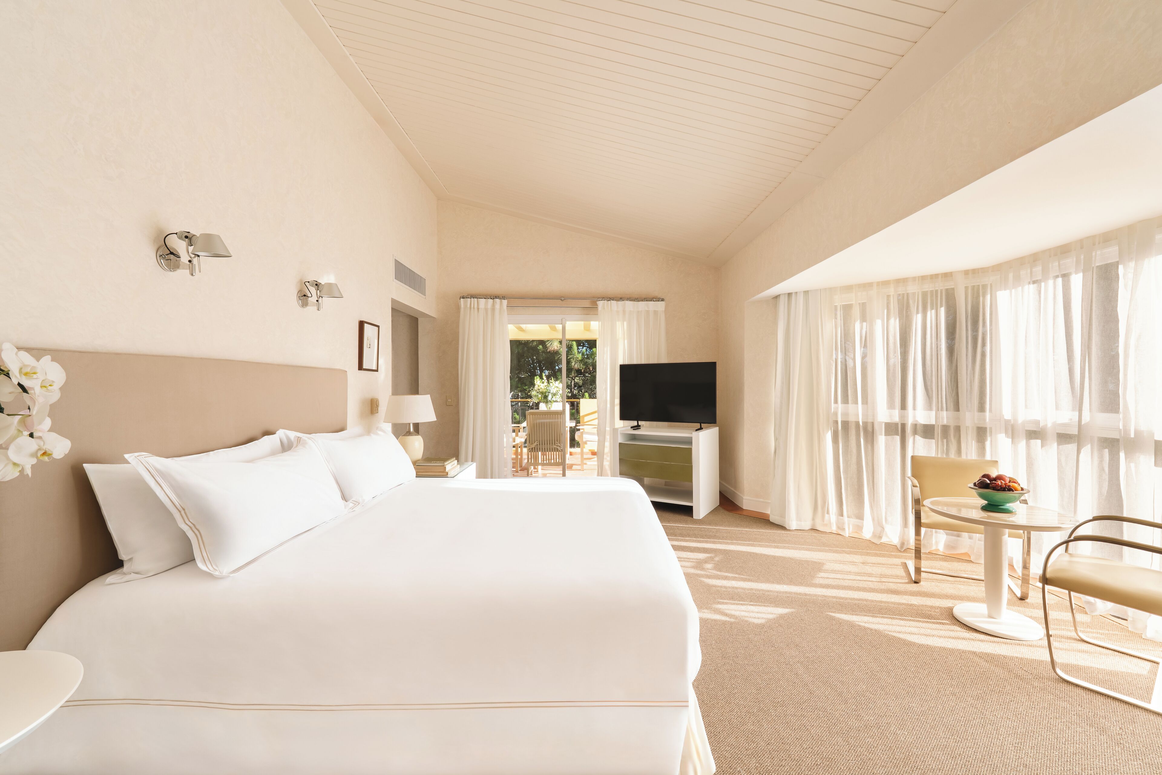 Ropa de cama de alta calidad y caja de seguridad en la habitación 