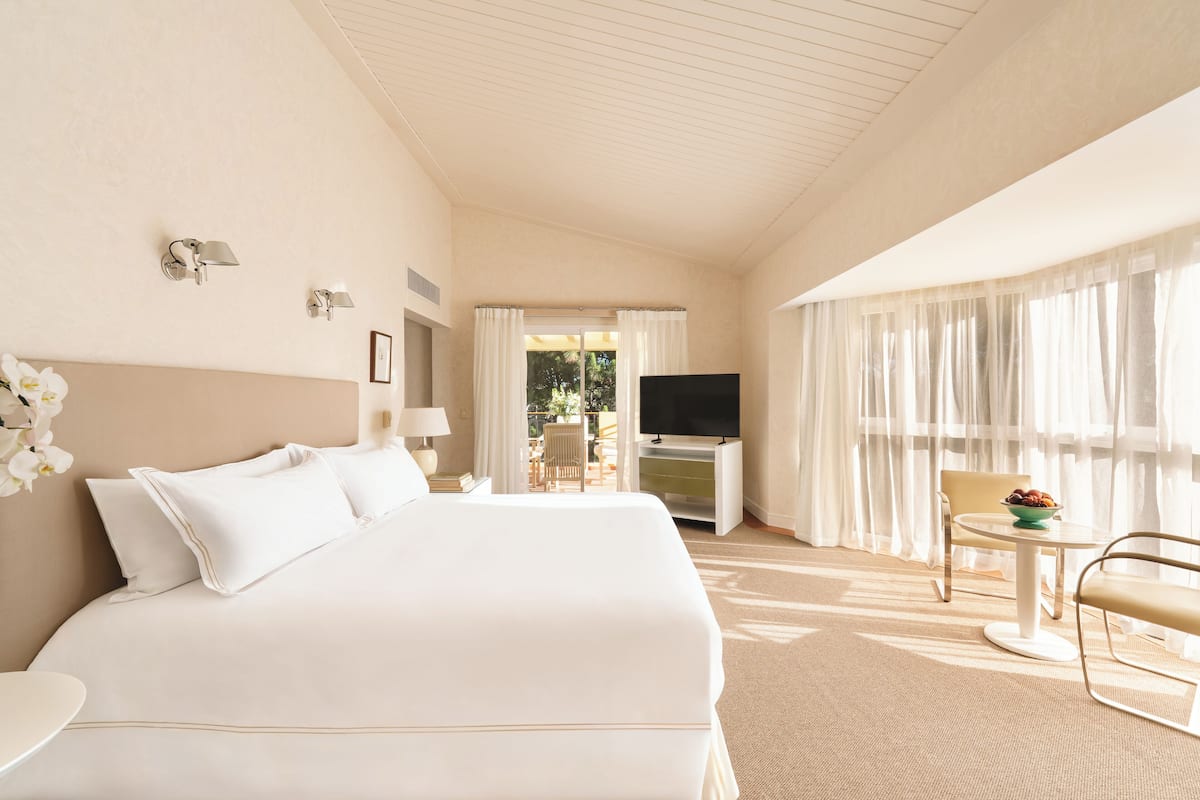 Suite, 1 King Bed | Premium bedding, in-room safe, desk, laptop workspace