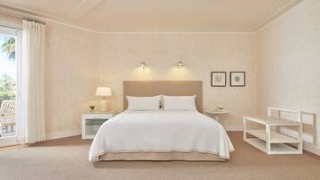 Luxe beddengoed, een kluis op de kamer, een bureau, een laptopwerkplek