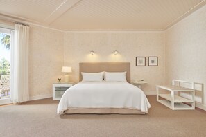 Ropa de cama de alta calidad y caja de seguridad en la habitación 