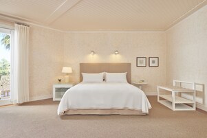 Ropa de cama de alta calidad y caja de seguridad en la habitación 