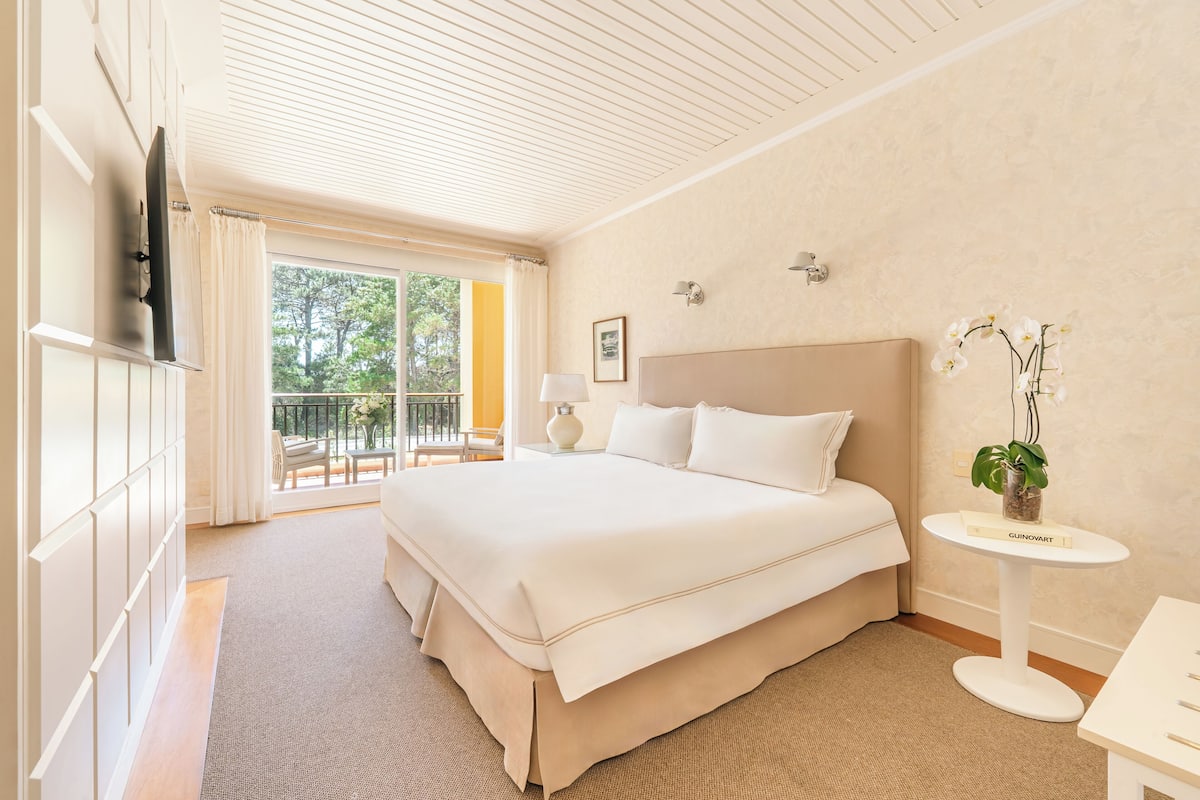 Suite, 1 King Bed | Premium bedding, in-room safe, desk, laptop workspace