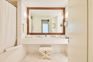 Badkar/dusch, gratis toalettartiklar, hårtork och handdukar