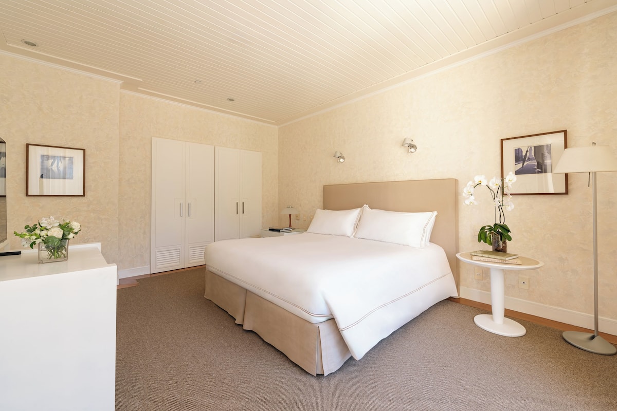 Suite, 1 King Bed | Premium bedding, in-room safe, desk, laptop workspace