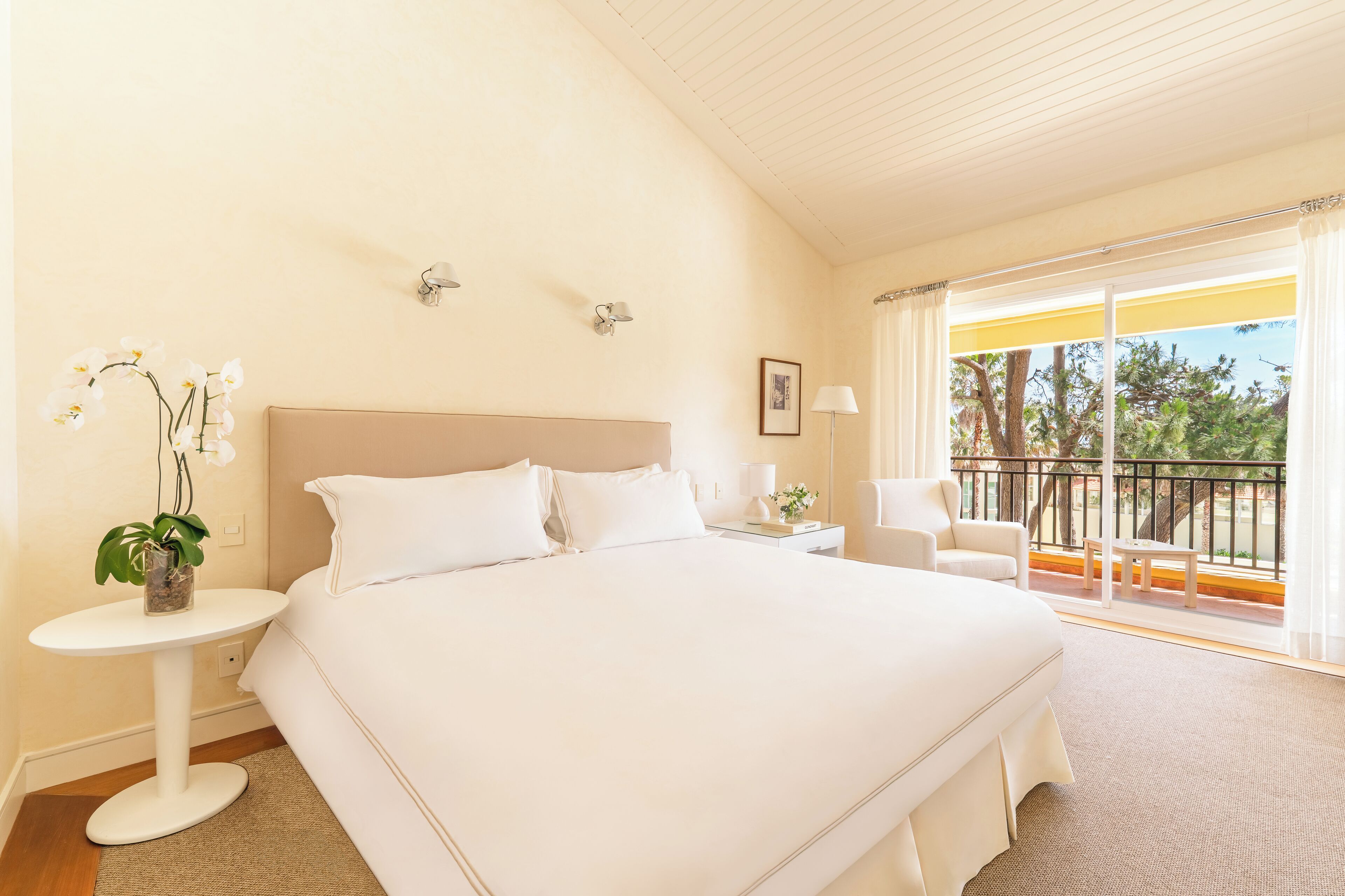 Ropa de cama de alta calidad y caja de seguridad en la habitación 