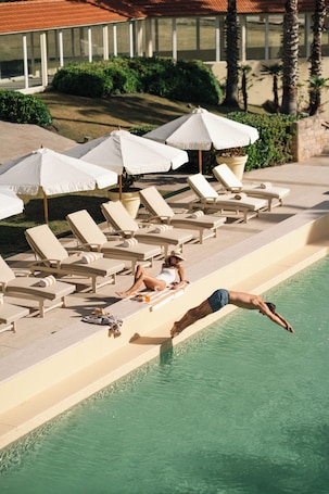 Piscina all'aperto, ombrelloni da piscina, lettini. Locanda Punta del Este