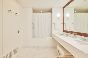 Executive Suite, Garden View | Bathroom | Combined shower/tub, free toiletries, hair dryer, towels