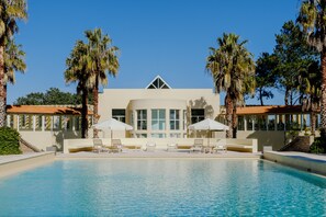 Utomhuspool, öppet 08.00 till 22.00, parasoller och solstolar