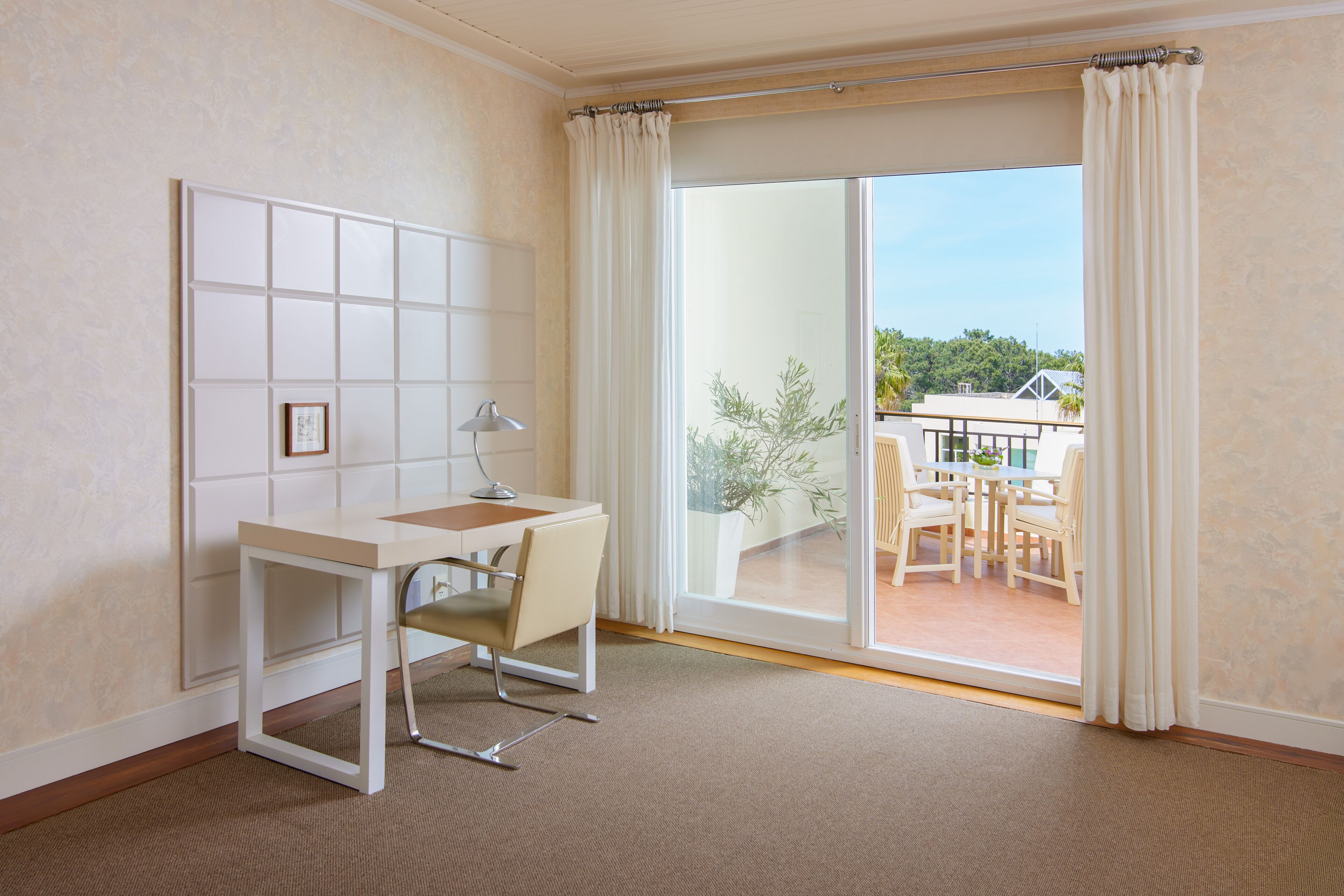 Suite, 1 cama de matrimonio grande, vistas a la piscina | Ropa de cama de alta calidad, caja fuerte, escritorio