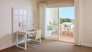 Suite, 1 cama King size, vista a la alberca | Ropa de cama de alta calidad y caja de seguridad en la habitación