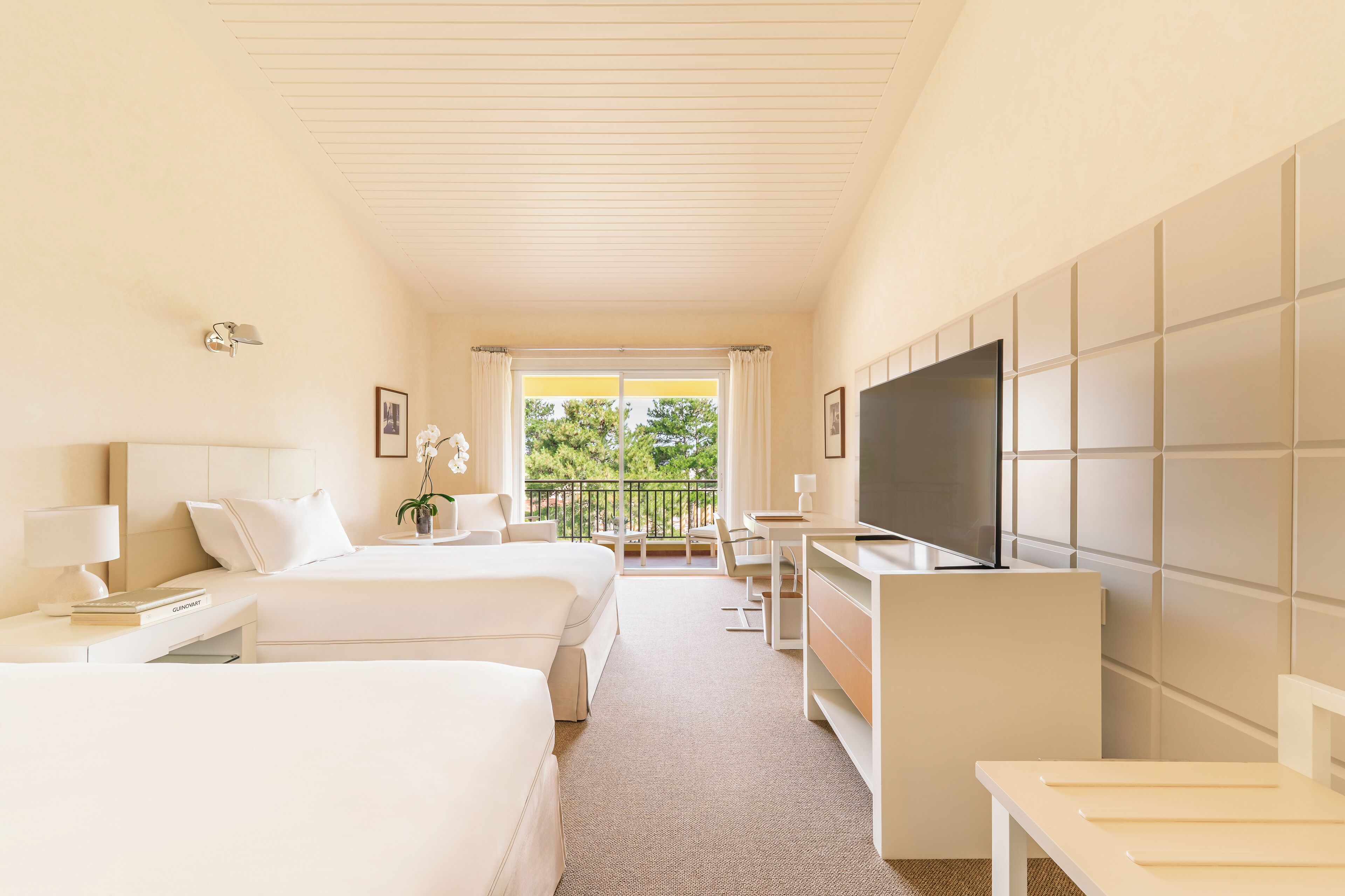 Ropa de cama de alta calidad y caja de seguridad en la habitación 