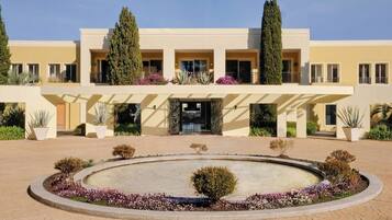 Fachada de la propiedad