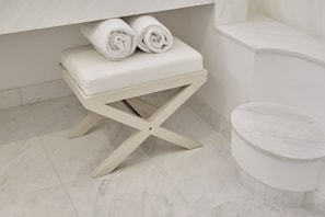 Duschwanne, kostenlose Toilettenartikel, Haartrockner, Handtücher