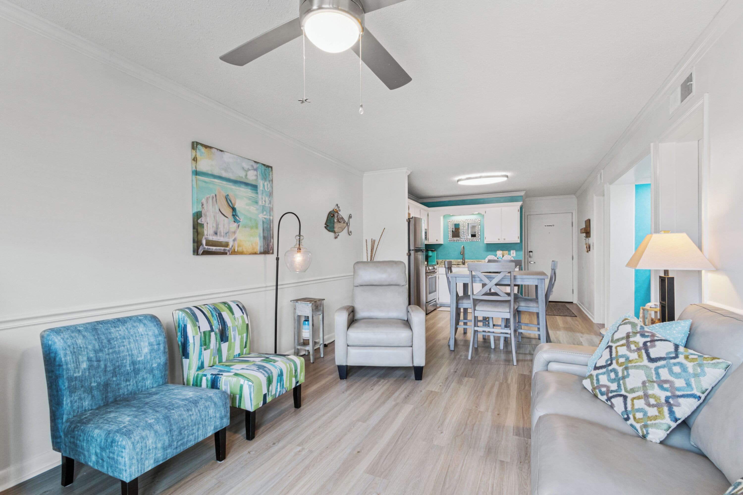Apartamento com design assinado, 2 quartos, ao lado da praia | Sala de estar | TV de tela plana 50 polegadas com canais a cabo