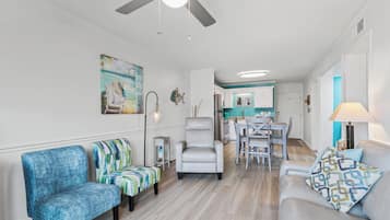 Apartamento com design assinado, 2 quartos, ao lado da praia | Sala de estar | TV de tela plana 50 polegadas com canais a cabo