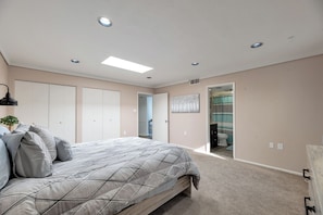2 bedrooms, in-room safe, desk, WiFi