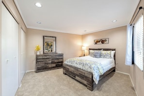 2 bedrooms, in-room safe, desk, WiFi