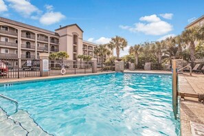 A heated pool - Classy 3 Bed Beach Condo - Direct Beach Access+Pool (Miramar Beach)