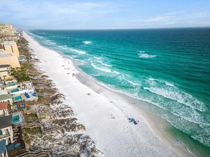 A beach with a pool area and a view of the ocean. - Classy 3 Bed Beach Condo - Direct Beach Access+Pool (Miramar Beach)