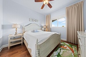 3 bedrooms, iron/ironing board, free WiFi, bed sheets - Classy 3 Bed Beach Condo - Direct Beach Access+Pool (Miramar Beach)