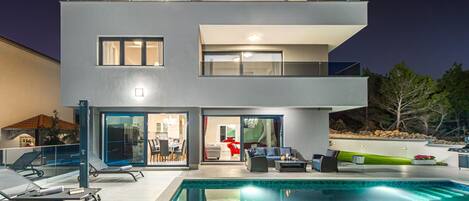 Vila (Five Bedroom Holiday Home with Pool) | Piscina | Piscina externa, guarda-sóis, espreguiçadeiras