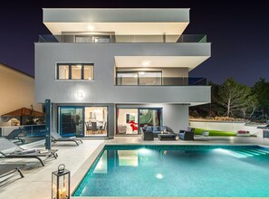 别墅 (Five Bedroom Holiday Home with Pool) | 泳池 | 室外游泳池，池畔遮阳伞，日光浴躺椅