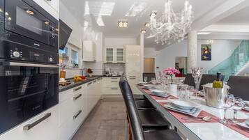 Villa (Five Bedroom Holiday Home with Pool) | Dapur peribadi | Peti sejuk, alat memasak/pinggan mangkuk/perkakas dapur