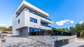 Villa (Five Bedroom Holiday Home with Pool) | Bahagian luar