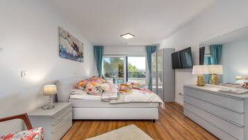 Villa (Five Bedroom Holiday Home with Pool) | 5 bilik tidur, kalis bunyi, katil bayi/kot (surcaj)