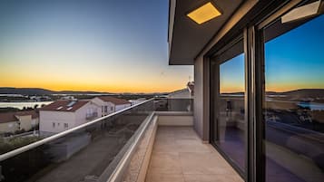 Villa (Five Bedroom Holiday Home with Pool) | Balkoni