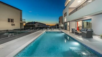 Villa (Five Bedroom Holiday Home with Pool) | Kolam renang | Kolam renang terbuka, payung kolam, kerusi lepak pantai