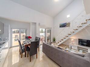 Villa (Three Bedroom House with Pool) | Esszimmer