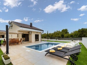 Villa (Three Bedroom House with Pool) | Aussenbereich