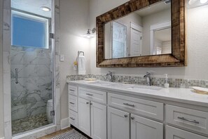 Interior - A Wave From It All 252 BE (Port Aransas)