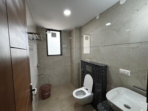 Deluxe Studio, Balcony | Bilik Mandi | Tab mandi dan pancuran berasingan, kelengkapan dandanan diri percuma 