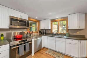 Jääkaappi, mikroaaltouuni, uuni, liesi