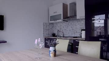 Appartement (Two Bedroom Apartment with Terrace) | Privékeuken | Een koelkast