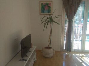 Apartment (One Bedroom Apartment with Balcony an) | Living room | 32-inch flat-screen TV with cable channels - Seafront Charming Apartments Kosirina (Smokvica)