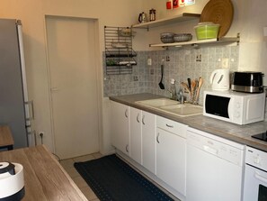 Private kitchen - Ground floor with garden and terrace close to shops, lakes and ocean. (Biscarrosse)