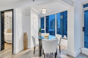 Dining - Modern Cozy Condo | 2BR/2BA Retreat in the Heart of Downtown Vancouver (Vancouver)