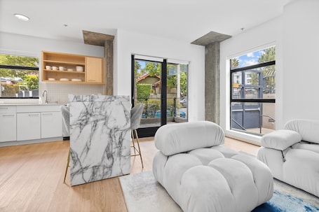 Interior. Prime Hollywood Location - Pool Access + Gym