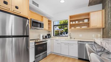 Refrigerador, microondas, horno y parrilla de estufa