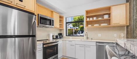 Refrigerador, microondas, horno y parrilla de estufa